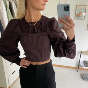 Blus Ginatricot - Finaste blusen från Gina! Bandeau topp med puffiga långa ärmar. Mörkbrun färg. Storlek XS den är ganska tight över bröstet. Köpte förra hösten och är endast använd en gång!