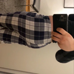 Rutiga pyjamasbyxor  - Hej jag säljer dessa pyjamasbyxor från cubus. Köpte förra året och de är knappt använda. Säljer då de blivit försmå för mig. Pris kan diskuteras 