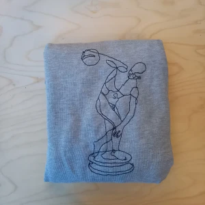 Handbroderade plagg - Säljer handbroderade plagg som görs på bedtällning. Bilderna är exempel på vad jag gjort tidigare på en hoodie, t-shirt och tygpåse.   Kontakta mig vid intesse eller frågor! Köparen står för eventuell frakt.  Motiv från pintrest 