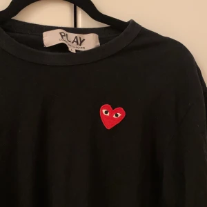 Commes des garcons tröja - Långärmad tröja från CDG. Storlek L men uppfattar deras kläder som rätt små i storleken. Sitter perfekt på mig som normalt när S/M