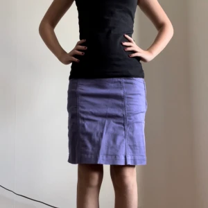 Lila kjol  - Syren lila Denim skirt som nästan räcker ner till knäna. Jättesöt kjol med en snöflinga på knappen. 