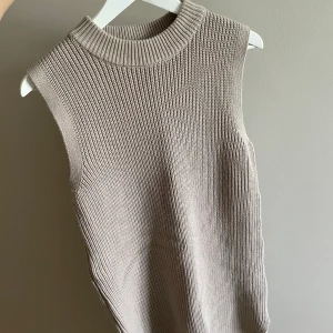 Stickad tröja - Superfin stickad tröja från HM som aldrig blivit använd! Oversize i storlek XS, passar från XS-M. Så härlig och lite tyngre stickad så upplevs som riktigt fin kvalite 🌼