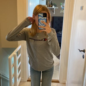 champion tröja - Champion tröja som jag köpte på second hand :) inga skador alla och är storlek xl fast barn. sitter bra på mig som har xs i vanliga fall