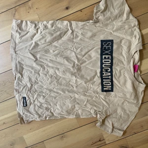 t shirt - så cool t shirt från pull & bear i samarbete med netflix 💜