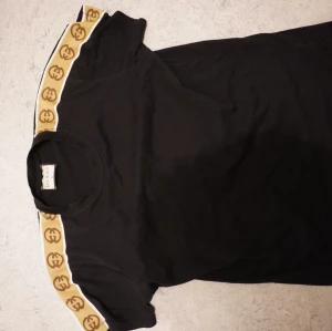 Gucci t-shirt - Köpt i Dubai storlek s/m passar båda, bra skick