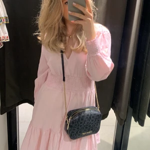 Zara klänning  - Superfin rosa klänning från zara!!🙌🏼💕 knappt använd