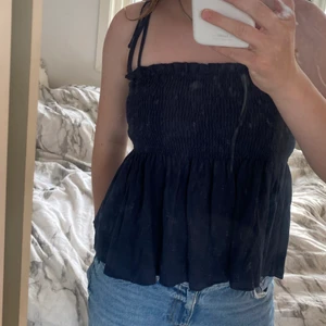 Volang topp - Super snygg volang topp. Helt oanvänd. Från Shein. Köpare står för frakt. Pris kan diskuteras. Banden är justerbara