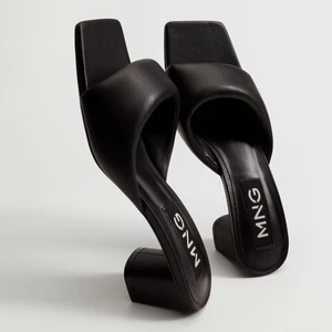 Klacksko - Helt oanvända klackar från Mango! Säljer då de aldrig kommit till användning. Klackhöjd: ca 4,5-5 cm (lånade bilder)