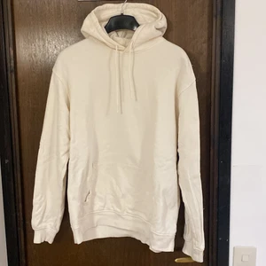 Vailent Hoodie  - En väldigt oanvänd hoodie i str:L den är dock lite mindre än vad man tror så keep that in mind, annars väldigt bra skick. Den är också inte helt vit utan har en hint av cream färg också. Är lite skrynklig i bilden men kan stryka innan frakt. Frakt:59kr