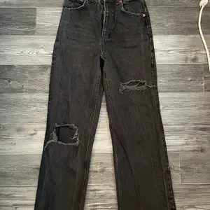 Jeans från Zara, avklippta nertill. Säljes för de blivit för små. Säljer ett par blå jeans i samma modell så läs där då samma beskrivning gäller här☺️ 