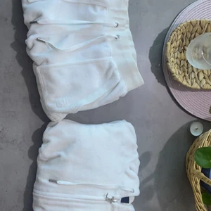 Juciy couture  - Hej! Säljer nu min vita juicy couture eftersom jag inte använder den längre och bara ligger i garderoben, köpte den för några månader sen men ser helt ny ut ena knappen i backfickan går inte o knäppa men inget som syns, byxan är i strl xxs och tröjan xs