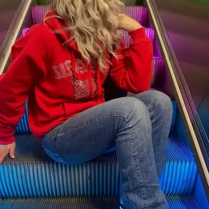 Paaw  - Säljer min SVARTA paaw tröja pågrund av att den ej kommer till användning. Skulle säga att den är i bra skick några få paljetter som låsnat men inget man ser! Köp direkt för 300 eller buss från 350🥰+frakt