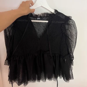 Topp - Topp ifrån zara , köp inte med dirket köp!!  Bud på 290 just nu