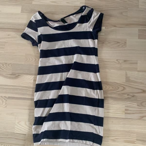 Klänning randig !! - En randig simpel rätt så tight klänning! Använd endast 1 gång. Stolek medium men passar mig som är S! Går att diskutera pris Säljer för den inte är i min stil!❤️