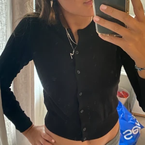 Svart hm kofta - Svart finstickad hm kofta! Såå fin! Aldrig använd😻 tryck inte på köp direkt!💗