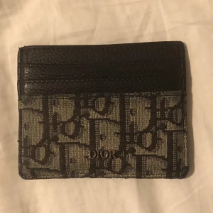 Dior plånbok  - Den är 3 månader gammal och den är i bra skick 8/10
