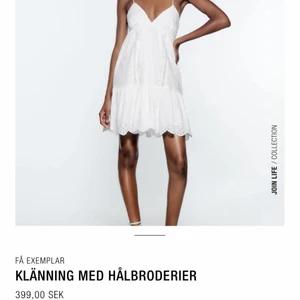 VIT ZARA KLÄNNING!  - Intressekoll på min vita zara klänning. Har blivit använd få gånger och köpte den för inte alls längesedan finns dock ett litet hål på insidan av klänningen som ej syns. Säljer bara vid bra bud då jag är osäker på om den ska säljas! Köpt för 399 kr.