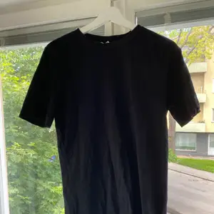 Svart bas T-shirt från Gina och känns ungefär som large då den är ganska oversized😻 frakt 66kr skriv till mig vid frågor❤️