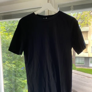 Svart T-shirt  - Svart bas T-shirt från Gina och känns ungefär som large då den är ganska oversized😻 frakt 66kr skriv till mig vid frågor❤️