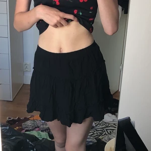 Volang kjol - Volangkjol från shein. Aldrig använd. Kort för mig som är 1,72. Frakt tillkommer på 20kr