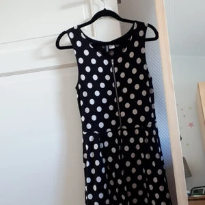 Prickig klänning polka dots - Klänning i svart med vita polka dots, nyskick 💓