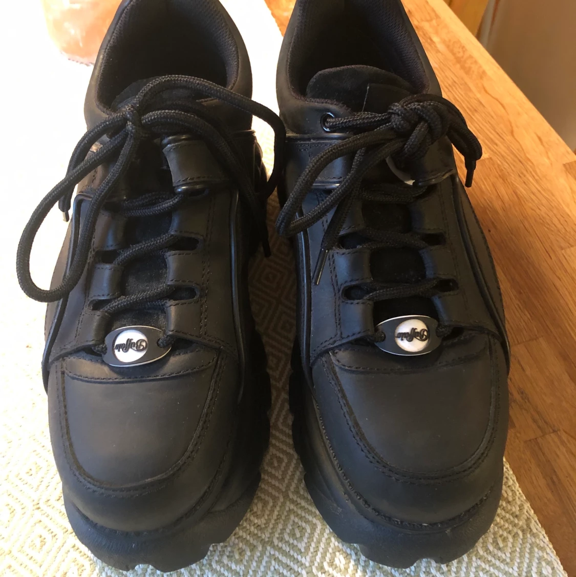 Svarta buffalo skor - 90