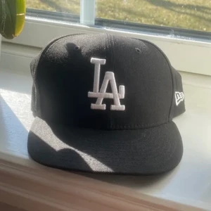 La keps - Säljer min New era/ LA keps för använder den inte. I jättefint skick och är äkta. Klistermärket har jag tyvärr tagit bort. Den är köpt från hatstore och köpte den för 449kr. Pris kan diskuteras💕