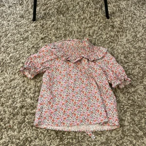 Blommig volang blus från zara💗💗 - Blusen är endast använd 2 ggr och är helt slutsåld💓 