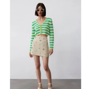 Grön cardigan från Zara - Säljer denna Cardigan från Zara som inte längre finns kvar! Köptes för 299kr och har inte använts mer än en gång. Frakt står köparen för. 