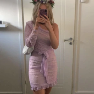 Drömmig klänning - Supervacker klänning från ginatricot som endast är använd en gång på midsommar. Köptes för 699 kronor och är i storlek xs. Köparen står för frakten❤️