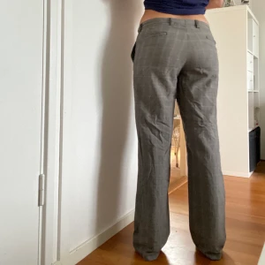 Low waisted kostymbyxor EJ SÅLDA - EJ SÅLDA!!!!Lågmidjade kostymbyxor i grått med ett svagt rutigt mönster, står ej storlek men uppskattar till en 36/38 eller S💗 OBS: Tryck ej på ”KÖP NU” knappen!!