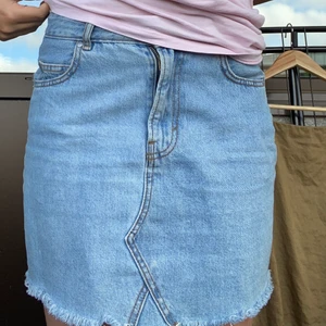 Blå jeans kjol - Säljer denna jätte fina jeans kjol 