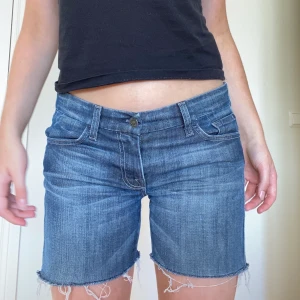 Shorts - Säljer dessa lågmidjade shorts med jättefina detaljerade backfickor. De sitter tajtare och har själv klippt dem nertill. W:29, midjemått:84cm. Skriv privat för frågor eller flera bilder. 110kr+ frakt ❤️