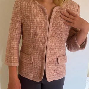Chanel liknande jacka från Lindex - Jätte fin klassisk Chanel liknande jacka/kavaj som aldrig går ur tiden. En liten jacka som denna är ett must have i allas garderob. Väldigt sparsamt använd. Jag älskar den men den är tyvärr för liten för mig 
