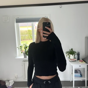 Tröja - Säljer denna tröjan med en speciell design (andra bilden). Sann till storleken men rätt så tajt, så passar även S 🫶🏼