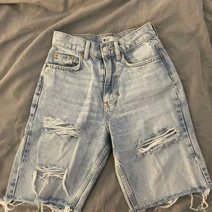 Gina tricot - Ett par lite längre blåa shorts från Gina tricot, använda fåtal gånger, säljer för att dom är för små. Skriv om ni har fler frågor