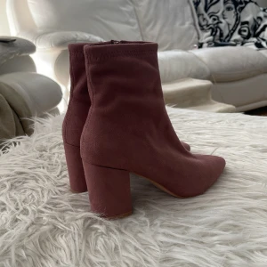 NA-KD Boots 36 (oanvända) - Högklackade boots, i storlek 36, från NA-KD som inte säljs längre. Endast testade hemma.  Nypris ca 500