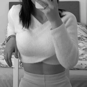 Topp - Denna är jätte skön! Passar med allt man har i garderoben! Väldigt bra att ha till vintern också eftersom den är varm! 