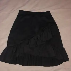 Jättefin kjol med volanger💕 Aldrig använd därav nyskick!