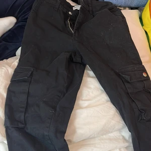 Cargo byxor - Säljer cargo byxor som inte finns kvar, köpta för 500kr på madlady
