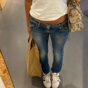Low waist miss sixty jeans - Säljer dessa jätte fina jeans köpta på plick, inte mina bilder, men bilderna är från tjejen jag köpte dom ifrån och dom ser ut så bara att dom inte satt precis som jag ville på mig ❤️ om man har några frågor så är de bara att fråga på och skriv privat för egna bilder men dom ser precis ut som på bilderna ❤️ +frakt ( dom är klippta längst ner i ena benet att förra ”ägaren” men man kan bara sy de men de syns knappt)