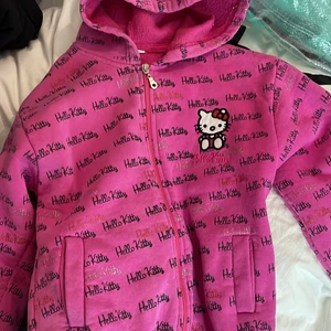 Zip up hoodie hello kitty - Jag säljer min Hello Kitty  zip hoodie eftersom den är för liten för mig. Bra skick köpt här på plick och går inte att få tag på