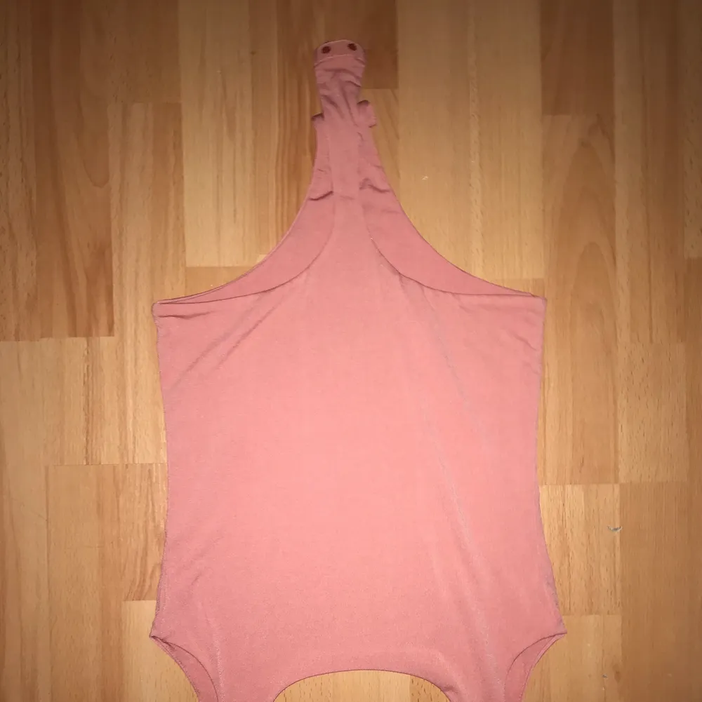 Pink bodysuit (With/Med G string)  S  Fri frakt/ Free Shipping  Only has been used in this picture Bara har blivit används i den här bilden. . Övrigt.