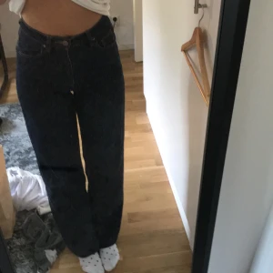 Carin wester byxor - Carin wester byxor i en jätte fin mörkblå färg. I en rak modell🌸