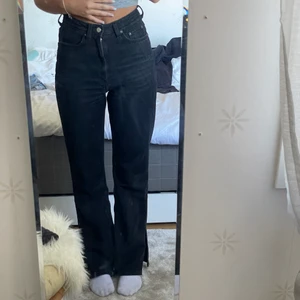 Svarta jeans - Fina jeans från weekday med slits på båda yttersidorna av benen. Dessa är högmidjade och super kvalite. Frakt tillkommer men kan även mötas💙