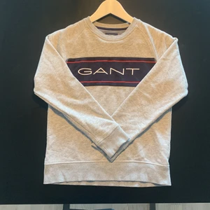 Gant sweatshirt  - Säljer nu min gant sweatshirt då den är för liten. Skick 9/10 väldigt sparsamt använd. Säljer den för 300kr