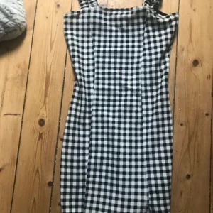 Rutig klänning - En jätte fin klänning som bara är använd 1 gång😁