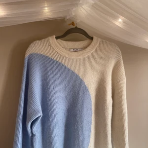 Unik stickad tröja - Supersnygg osymmetriskt stickad tröja från NA-KD i storlek S men sitter lite oversized.  Använd men i väldigt fint skick🫐
