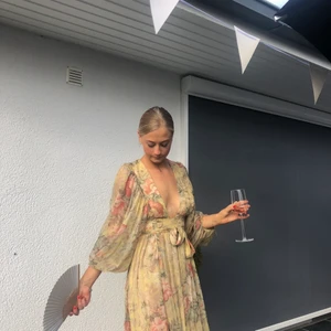 Zimmermann klänning - Zimmermann klänning i helt nytt skick, använd endast en gång (då bilden togs). Vacker och elegant urringning. Storlek: 0 vilket ungefär motsvarar en 32/XS  Nypris ligger på 12.000 kr Inget kvitto dessvärre, men går att jämföra pris med liknande modeller.