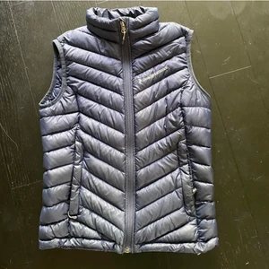 Peak performance väst  - Marinblå peak performance väst i nyskick. Storlek xs